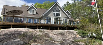 Luxury Lakehouse Cottage on Tea Lake for Rent