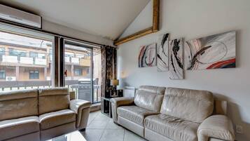 TV, fireplace, stereo