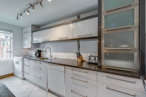 Refrigerador, microondas, horno, placa de cocina