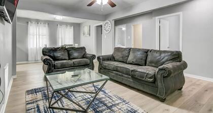Comfy 3 bedroom home w/ fenced yard