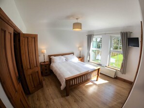 トラディショナル ハウス バリアフリー 専用バスルーム (Entire House - Sleeps 14) | 内装