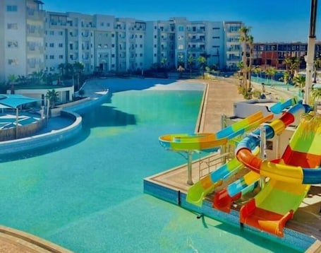 Outdoor pool. Magnificent s+1 apartment in Palm Lake!