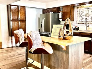 Kjøleskap, mikrobølgeovn, kokeplater og oppvaskmaskin