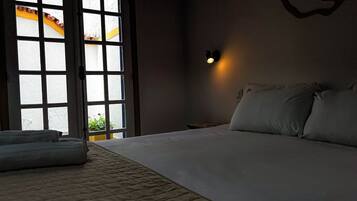 Habitación superior | Minibar y espacio para trabajar con laptop