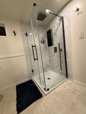 Combined shower/bathtub, hair dryer, towels, soap