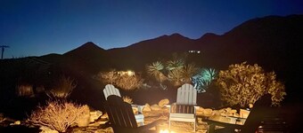 J&B Desert Hideaway Gateway to the Desert; Stunning Views Hot Tub Outdoor Shower