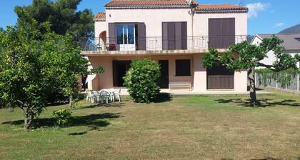 Dessous de Villa 150 metres from the beach