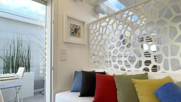 Smart TV, caminetto, libri, impianto stereo