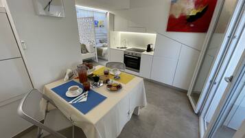 Frigorifero, forno, piano cottura, macchina per tè/caffè