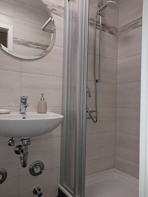 Badewanne, Haartrockner, Seife, Toilettenpapier