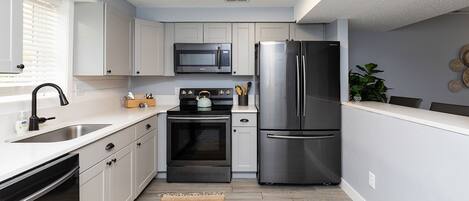 Réfrigérateur, micro-ondes, four, plaque de cuisson