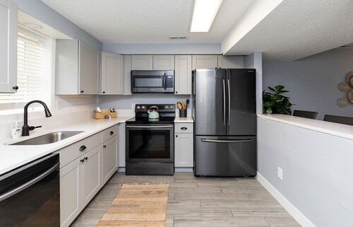 A Private Boho-Modern Stay Minutes to Downtown w/ KING Bed and Hidden Nook!