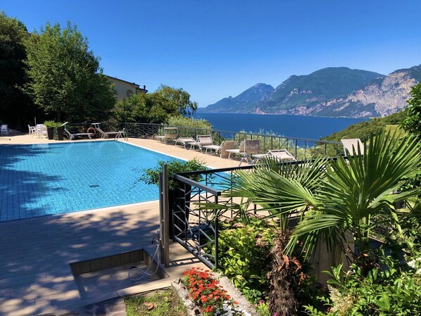 Alberca al aire libre y alberca climatizada