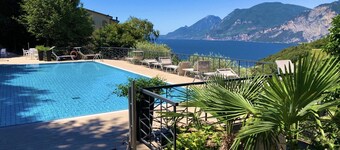 Casa di Alessia THE new vacation apartment with dream view over Malcesine incl. pool