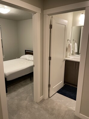 2 bedrooms, desk, iron/ironing board, free WiFi - Comfy Cool Condo 5min from McMenamins Edgefield &10min from Columbia River Gorge (Troutdale)