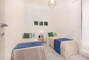 3 Schlafzimmer, Schreibtisch, Bügeleisen/Bügelbrett, Reisekinderbett