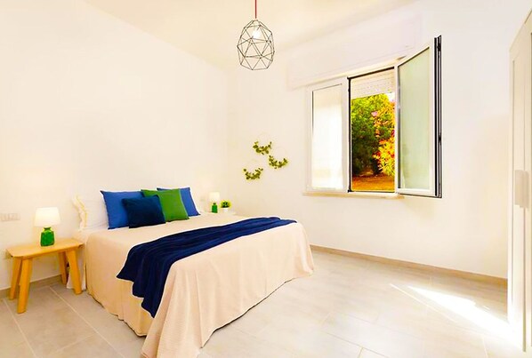 3 bedrooms, desk, iron/ironing board, travel crib - apartment in the center surrounded by greenery (Villasimius)
