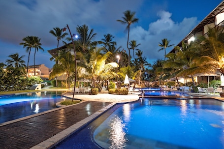 Indoor pool, sun loungers