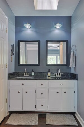 Combined shower/bathtub, hair dryer, towels