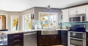 Kjøleskap, mikrobølgeovn, ovn og kokeplater