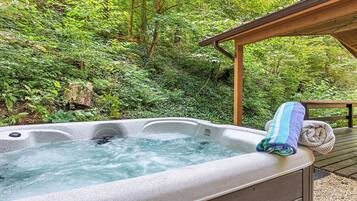Outdoor spa tub