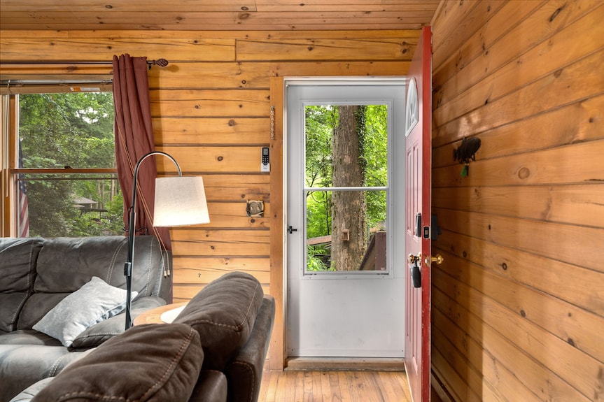 Cozy Stream True Log Cabin Near Smoky Mtn. National Park - Maggie Valley, NC