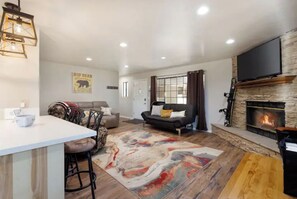 TV - Cozy Bear🐻Family Cabin-house🐻 🕹Game room (Big Bear)