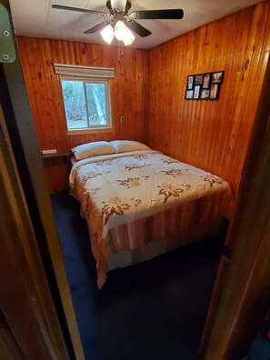 3 bedrooms, bed sheets - Lakefront Cabin for Rent on Jessica Lake (Whiteshell Provincial Park)