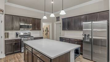 Refrigerador, microondas, horno y parrilla de estufa