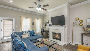 Smart TV, chimenea, libros y impresora