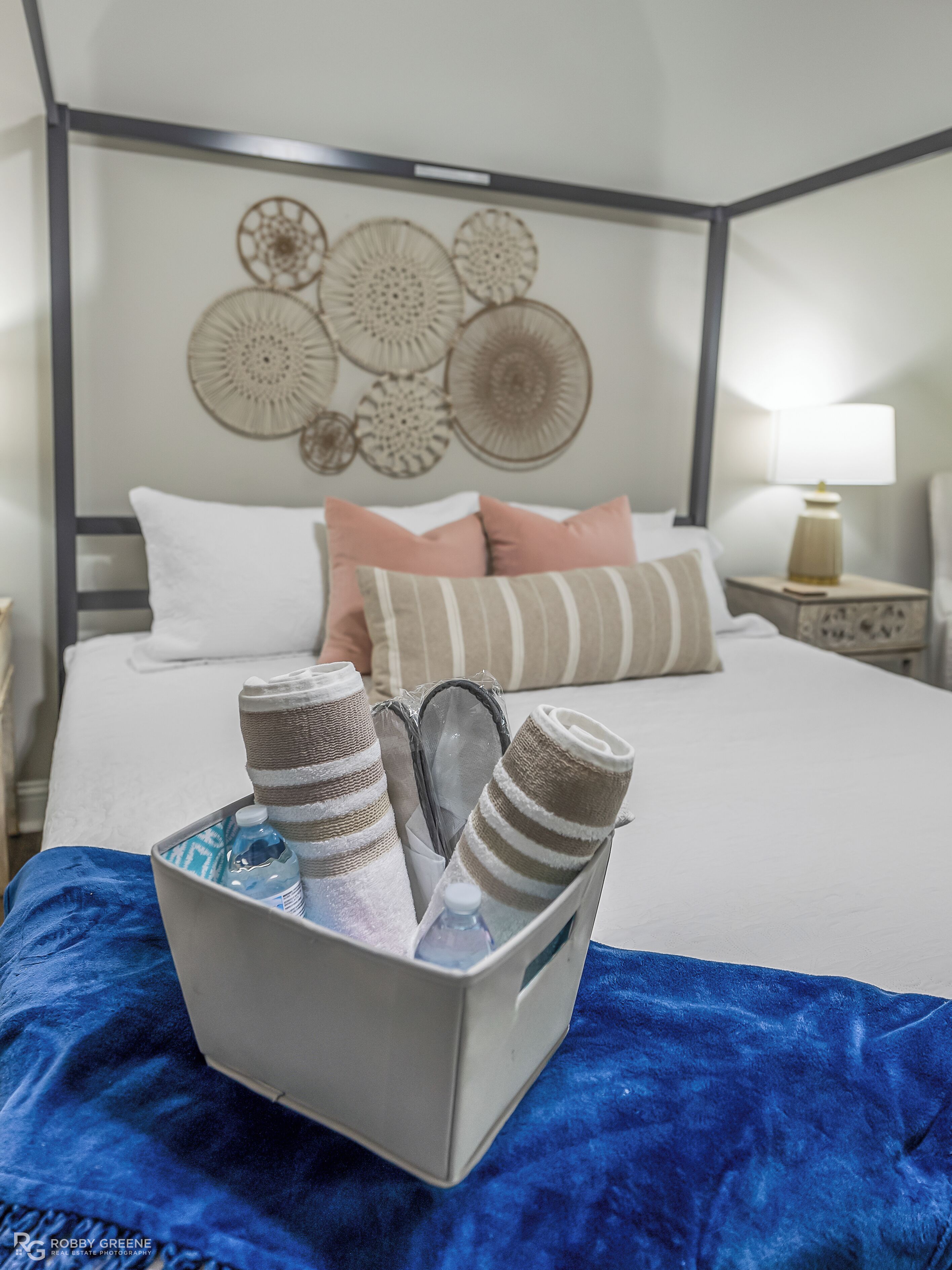 4 habitaciones, escritorio y tabla de planchar con plancha 