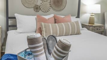 4 habitaciones, escritorio y tabla de planchar con plancha