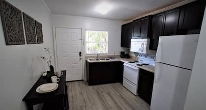 Extended-Stay Studio w King Bed and Full Kitchen. Small unit with everything.