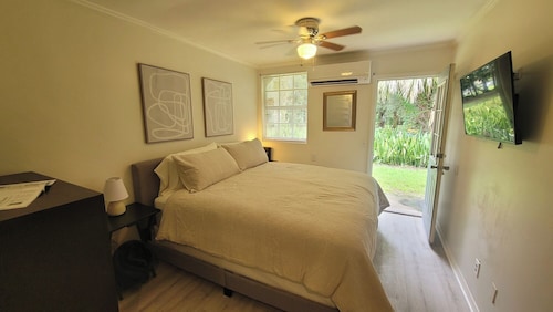 Extended-Stay Studio w King Bed and Full Kitchen. Small unit with everything. 