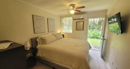 Extended-Stay Studio w King Bed and Full Kitchen. Small unit with everything.