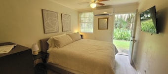 Extended-Stay Studio w King Bed and Full Kitchen. Small unit with everything.