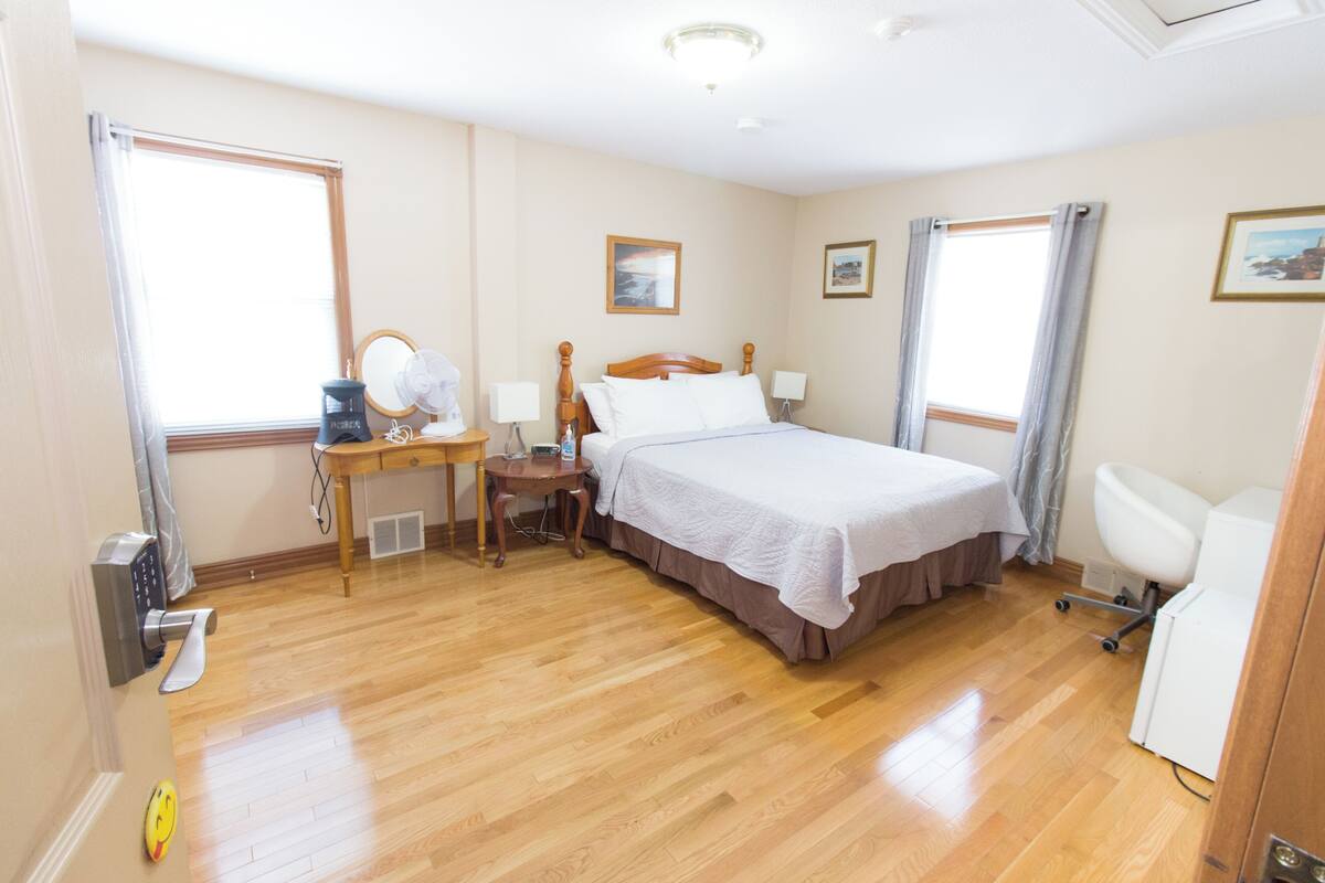 华丽客房 | 迷你吧、笔记本电脑工作区、免费 WiFi、床单