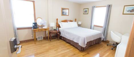 Minibar, laptop workspace, free WiFi, bed sheets