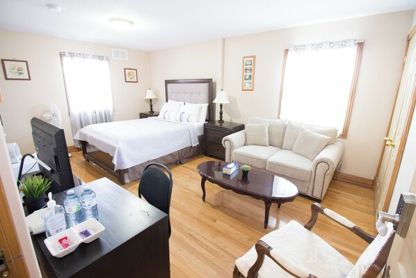 Minibar, laptopgeeigneter Arbeitsplatz, kostenloses WLAN, Bettwäsche