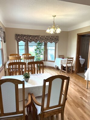 Flat-screen TV - Anna's Bed & Breakfast (Niagara Falls)
