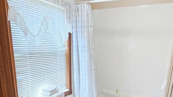 Chambre Standard | Salle de bain | Articles de toilette gratuits, sèche-cheveux