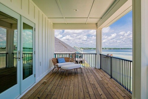 Gorgeous Beach Home! Private pool, fishing deck, gulf and lagoon access!