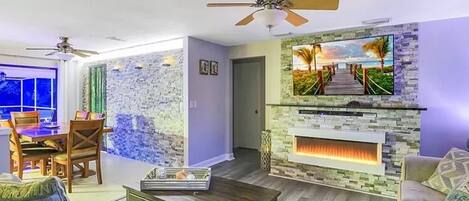 Een televisie en een open haard