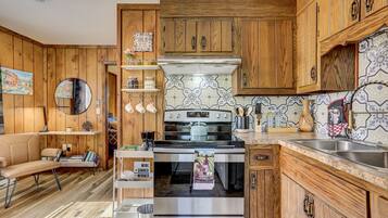 Fridge, microwave, oven, coffee/tea maker