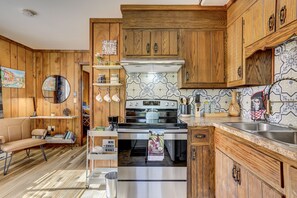 Fridge, microwave, oven, coffee/tea maker