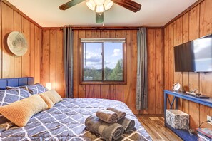 1 bedroom, desk, WiFi