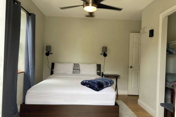 1 habitación, tabla de planchar con plancha, wifi y ropa de cama