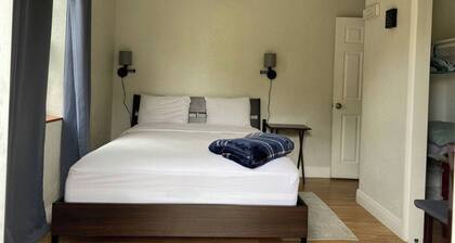 INDEPENDENT Room w/ PRIVATE entrance close to FLL