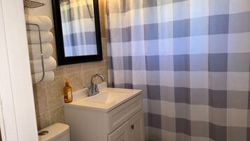 Kombinert dusj/badekar, hårføner, håndklær og såpe