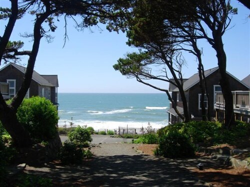 Cozy 1 Level 2 BR Cottage | Hot Tub | King Bed!